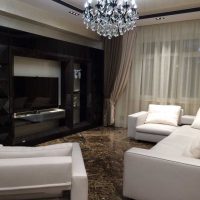 l'idée d'utiliser des rideaux modernes dans un décor lumineux appartement