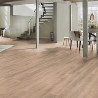 la possibilité d'utiliser un stratifié clair dans une photo d'appartement lumineux
