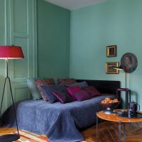 l'idée d'utiliser une couleur bleue intéressante dans le style d'une photo de maison
