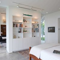 l'idée d'un appartement lumineux avec une chambre à coucher à Khrouchtchev photo