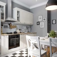Un exemple de design de cuisine lumineuse de 8 m²