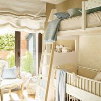 l'idée d'une combinaison lumineuse de beige dans la conception de la photo de l'appartement