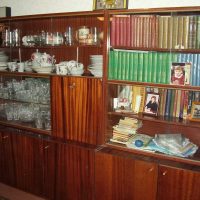 variante de l'intérieur lumineux de l'appartement dans la photo de style soviétique