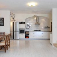 la possibilité d'utiliser un stratifié léger dans un décor d'appartement inhabituel