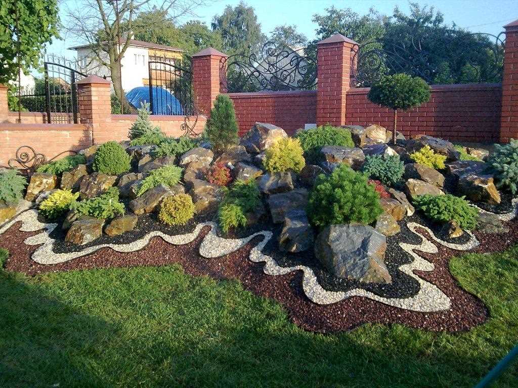 un exemple d'utilisation de belles plantes dans l'aménagement paysager d'une maison