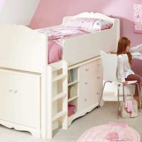 l'idée d'une belle chambre d'enfant pour une photo de deux filles