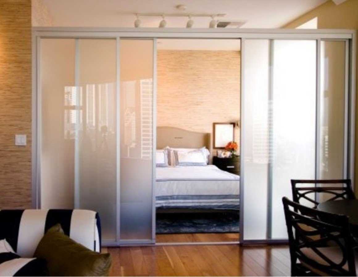 variante d'un décor lumineux d'un salon chambre à coucher de 20 m²