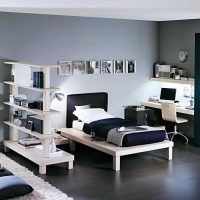 idée d'un intérieur de chambre lumineux pour une photo de jeune homme