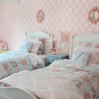 exemple de style lumineux d'une chambre d'enfants pour photo de deux filles
