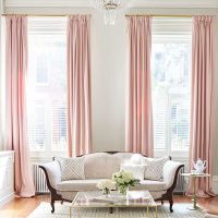 Un exemple d'utilisation de rideaux modernes dans une belle photo d'appartement design