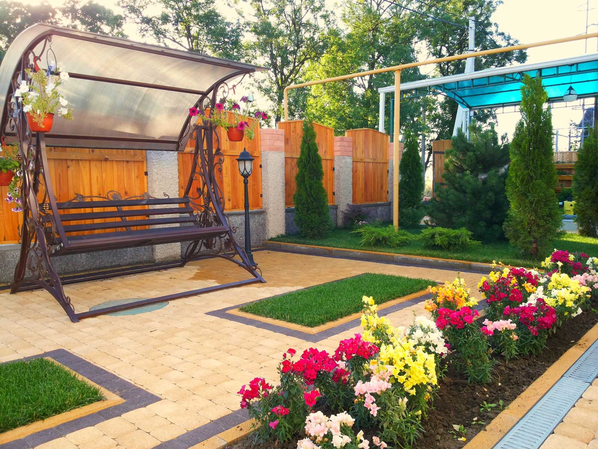 Un exemple d'utilisation de plantes lumineuses dans l'aménagement paysager d'une maison