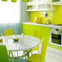 l'idée d'appliquer le vert dans une image de décor de pièce lumineuse
