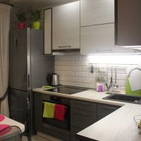 Un exemple de beau design de cuisine de 8 m2