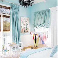 variante d'application d'une couleur bleue inhabituelle dans la conception d'une photo d'appartement