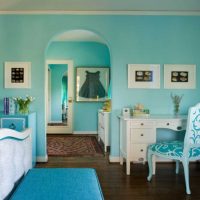 l'idée d'utiliser une couleur bleue intéressante dans le style d'une image de maison