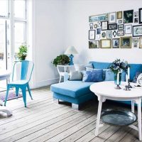 l'idée d'utiliser une couleur bleue inhabituelle dans le style d'une photo de maison