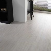 l'idée d'utiliser un stratifié léger dans un style brillant à la maison