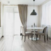 l'idée d'utiliser un stratifié léger dans une photo d'appartement lumineux