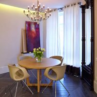 une application de design lumineux dans un intérieur lumineux d'un appartement