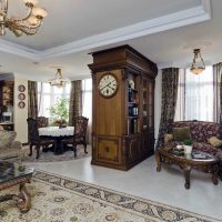 variante d'une belle conception de l'appartement dans l'image de style roman