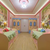 idée d'un décor de chambre d'enfant pour une photo de deux filles