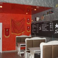l'idée d'un décor intéressant de l'appartement dans l'image de style soviétique