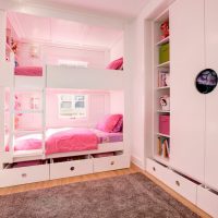version d'un beau décor d'une chambre pour une fille dans une photo de style moderne