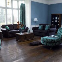 l'idée d'utiliser une couleur bleue inhabituelle dans le style d'une photo d'appartement