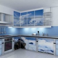 l'idée d'appliquer un bleu vif dans le style de l'image de la maison