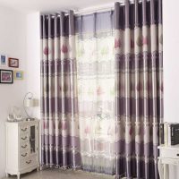 l'idée d'utiliser des rideaux modernes dans un décor inhabituel