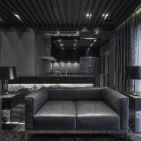 l'idée d'une combinaison de couleurs vives dans le décor d'un appartement moderne