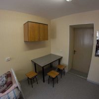 idée de l'intérieur lumineux d'une photo de petit dortoir