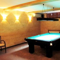 idea de una decoración ligera de una sala de billar photo