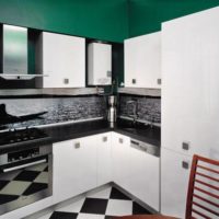 Cocina de 5 metros cuadrados con muebles blancos.