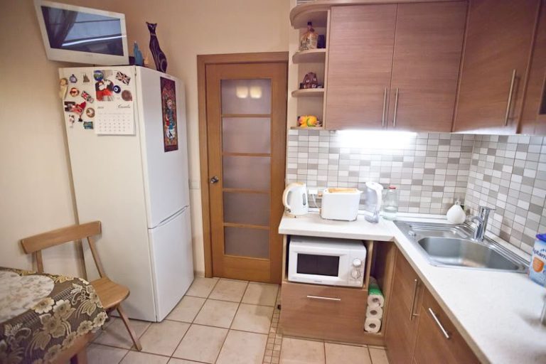 cocina de esquina con aspecto de madera