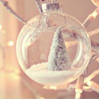 boule de verre sur l'arbre de noël