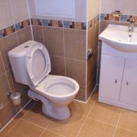 salle de bain et toilette dans une chambre