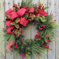 Guirlande de Noël de branches de baies et de rubans
