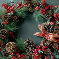 Guirlande de Noël de cônes et de baies