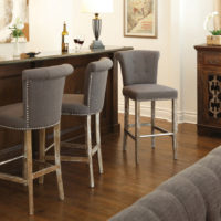 comptoir de bar avec des chaises douces