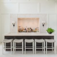 comptoir de bar avec des chaises basses