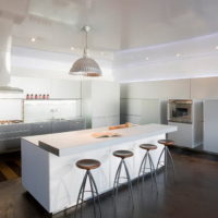 comptoir de bar dans une cuisine lumineuse