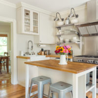Cocina blanca de 5 m2 con encimera de madera
