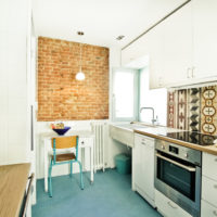 cocina blanca con encimera de madera