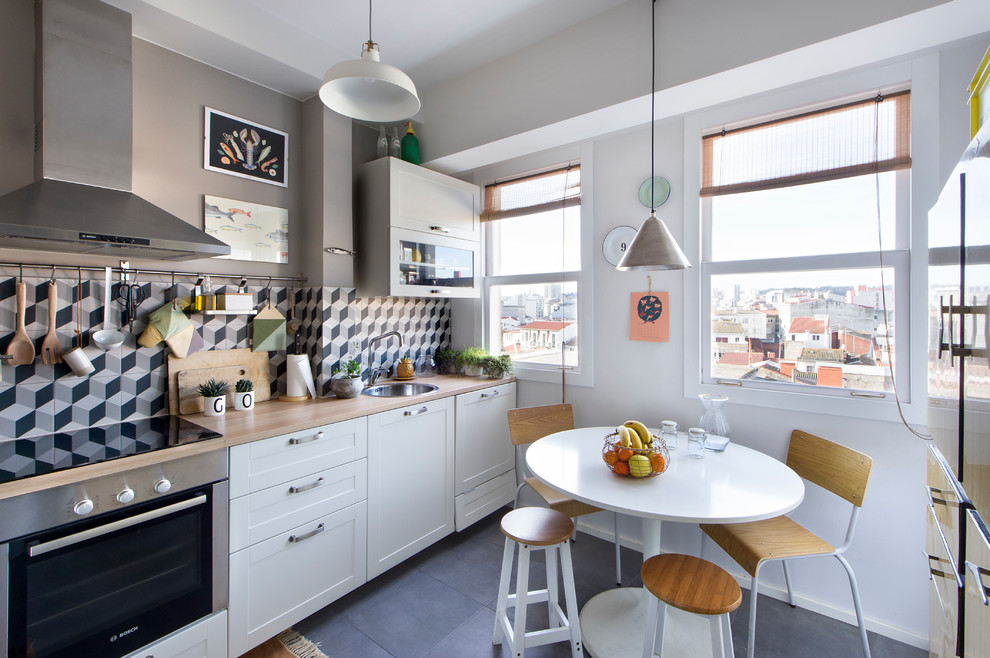 cocina blanca con encimera de madera