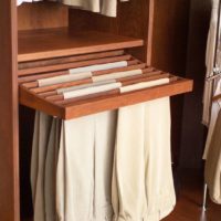 pantalon dans le vestiaire