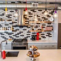 loft de cuisine avec des carreaux noirs et blancs