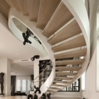 conception d'escalier dans la maison au deuxième étage