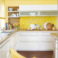 l'idée d'utiliser une couleur jaune inhabituelle à l'intérieur de la photo de l'appartement