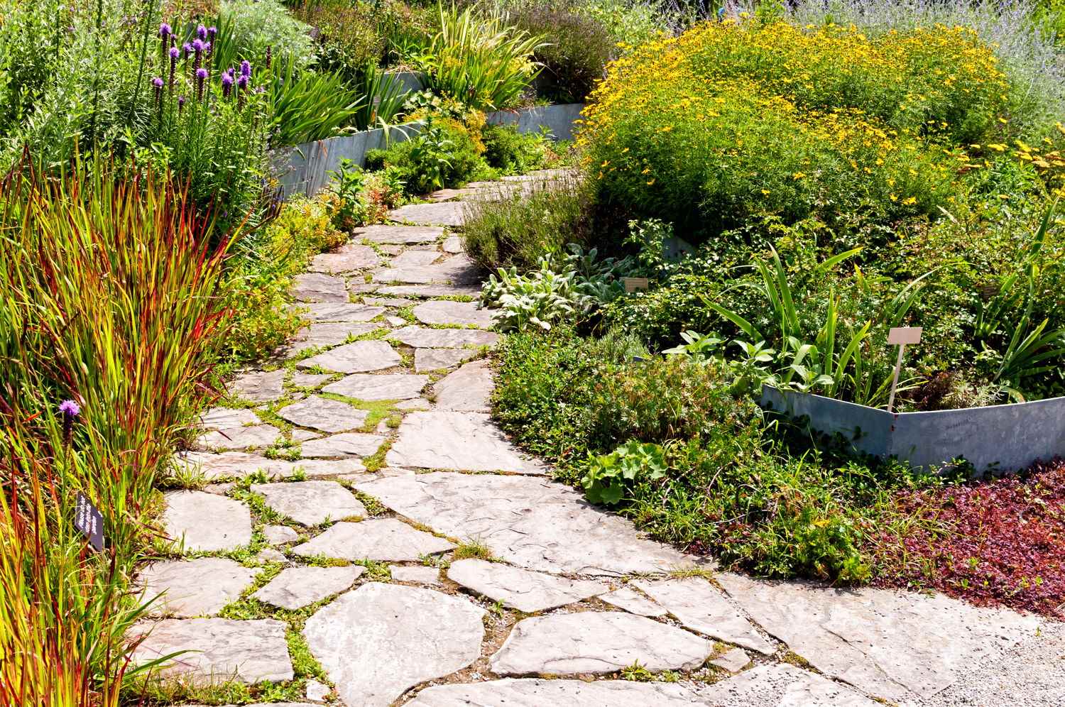 la idea de usar senderos de jardín inusuales